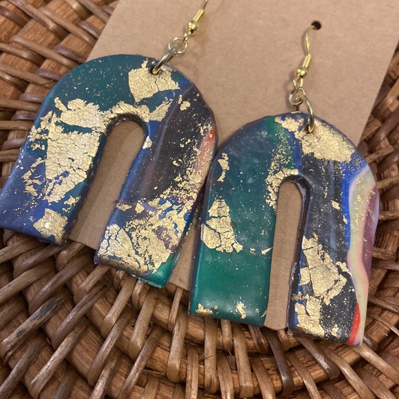 Another that looks like a geode 😂 love the colors. Fun piece. Handmade - Picture 2 of 3